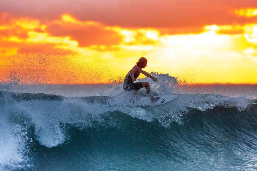 école de surfeurs à la réunion