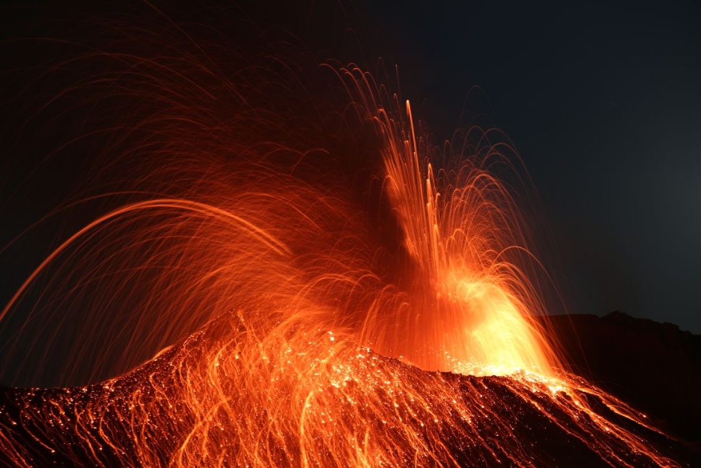 éruption volcan actif