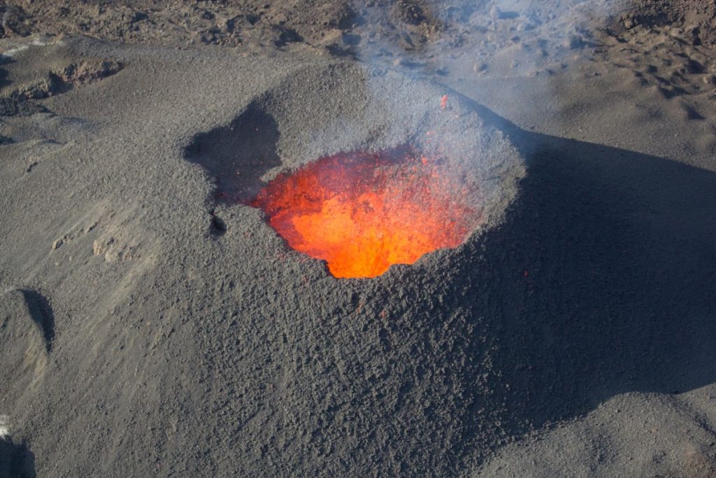 lave sortant du piton de la fournaise